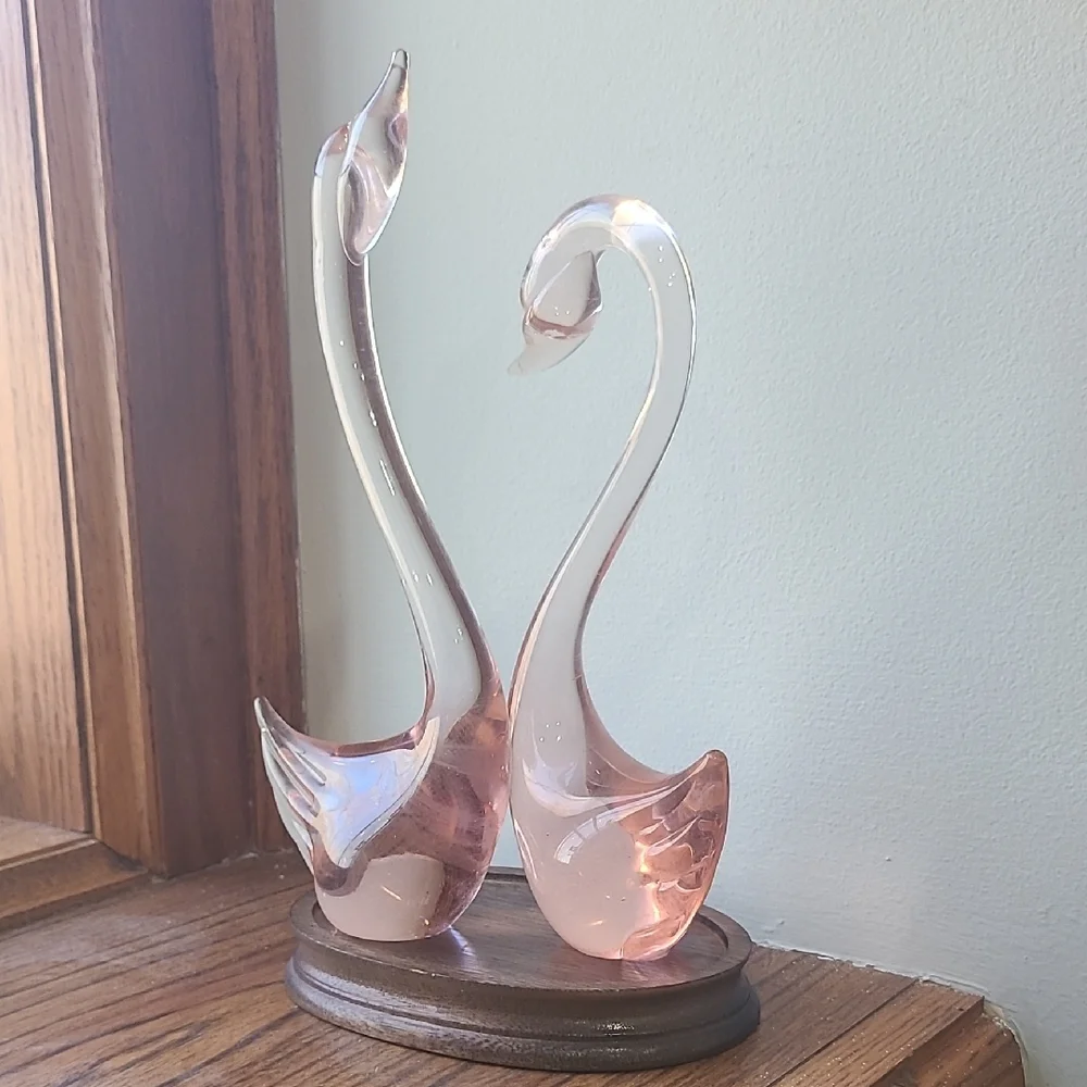 Elegant Pink Glass Swan Sculpture - Picture 3 of 5